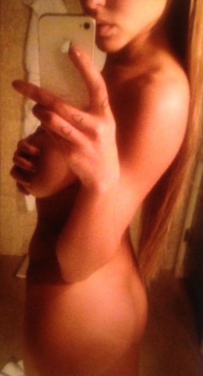 Singer Delilah nude selfies