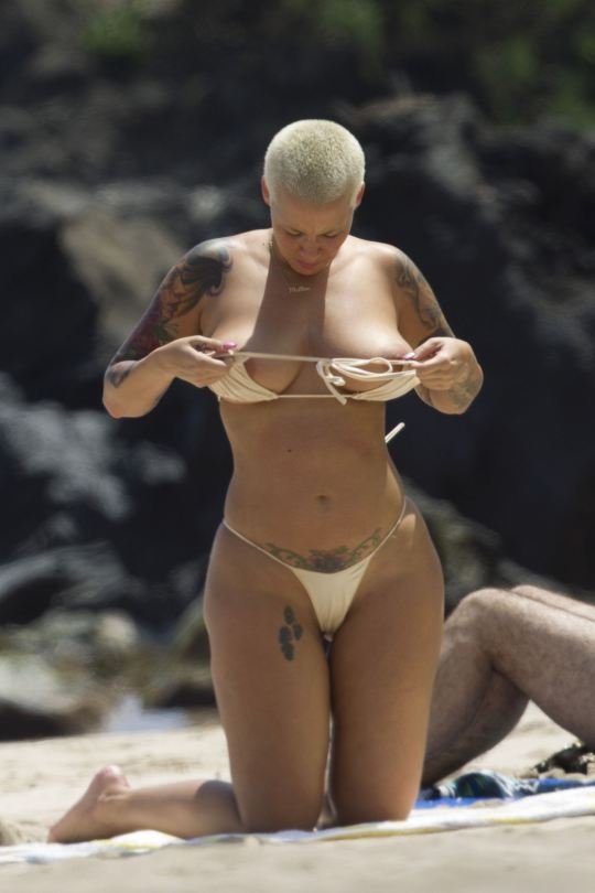 Amber Rose shows her big tits