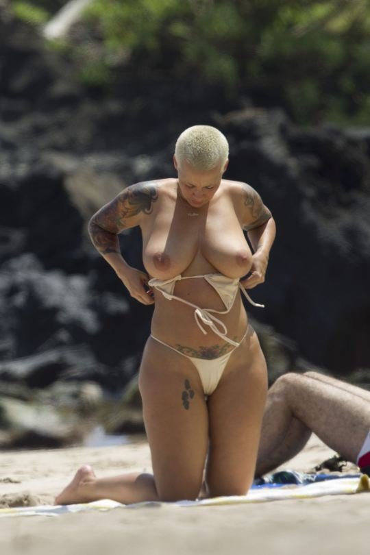 Amber Rose shows her big tits