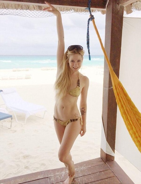 Avril Lavigne bikini photos