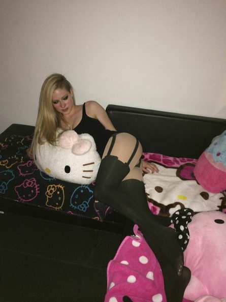 Avril Lavigne lingerie pics