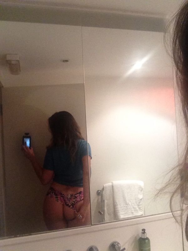 Kelly Brook Leaked selfies