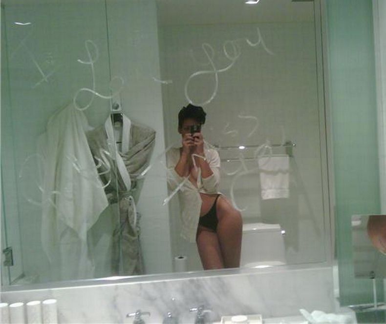 Rihanna Nude Pics