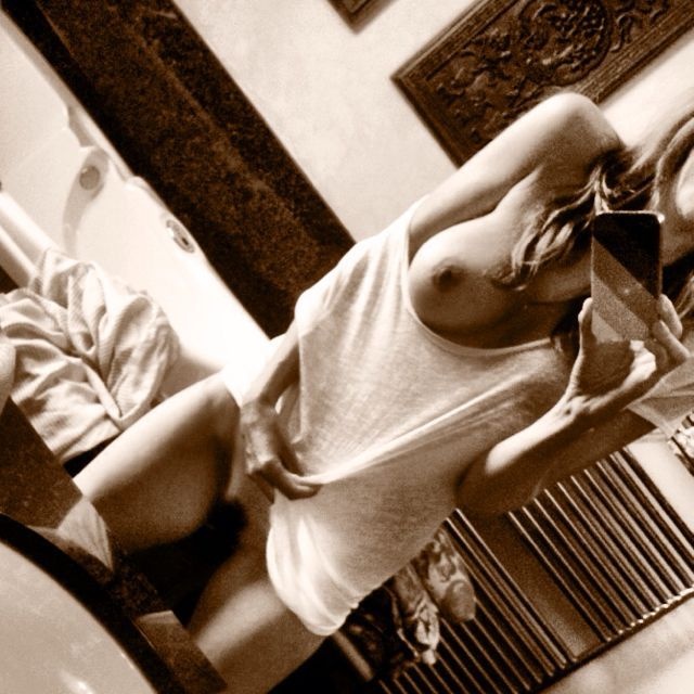 Lori Heuring Topless selfies