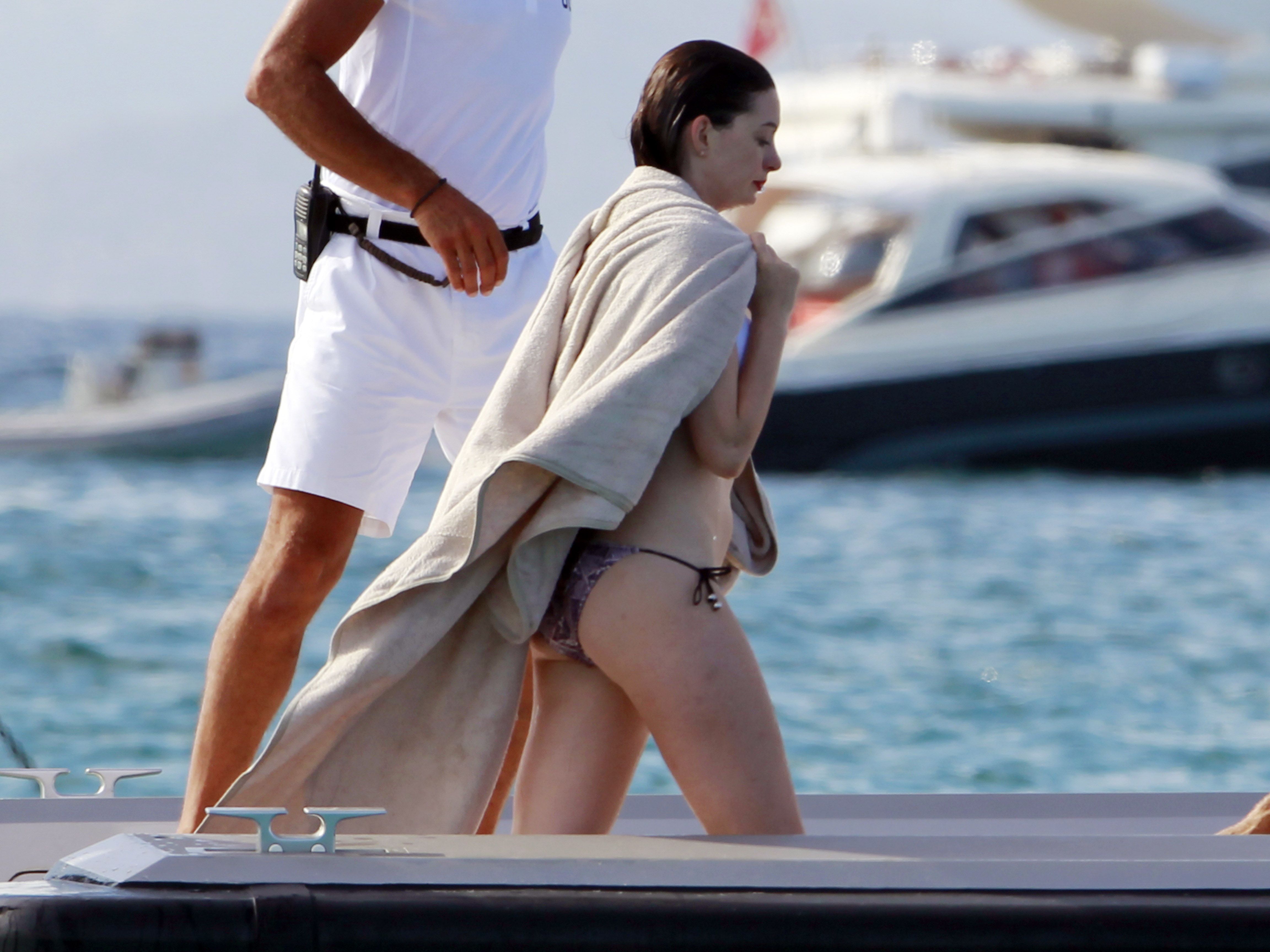 Anne Hathaway’s photos in bikini