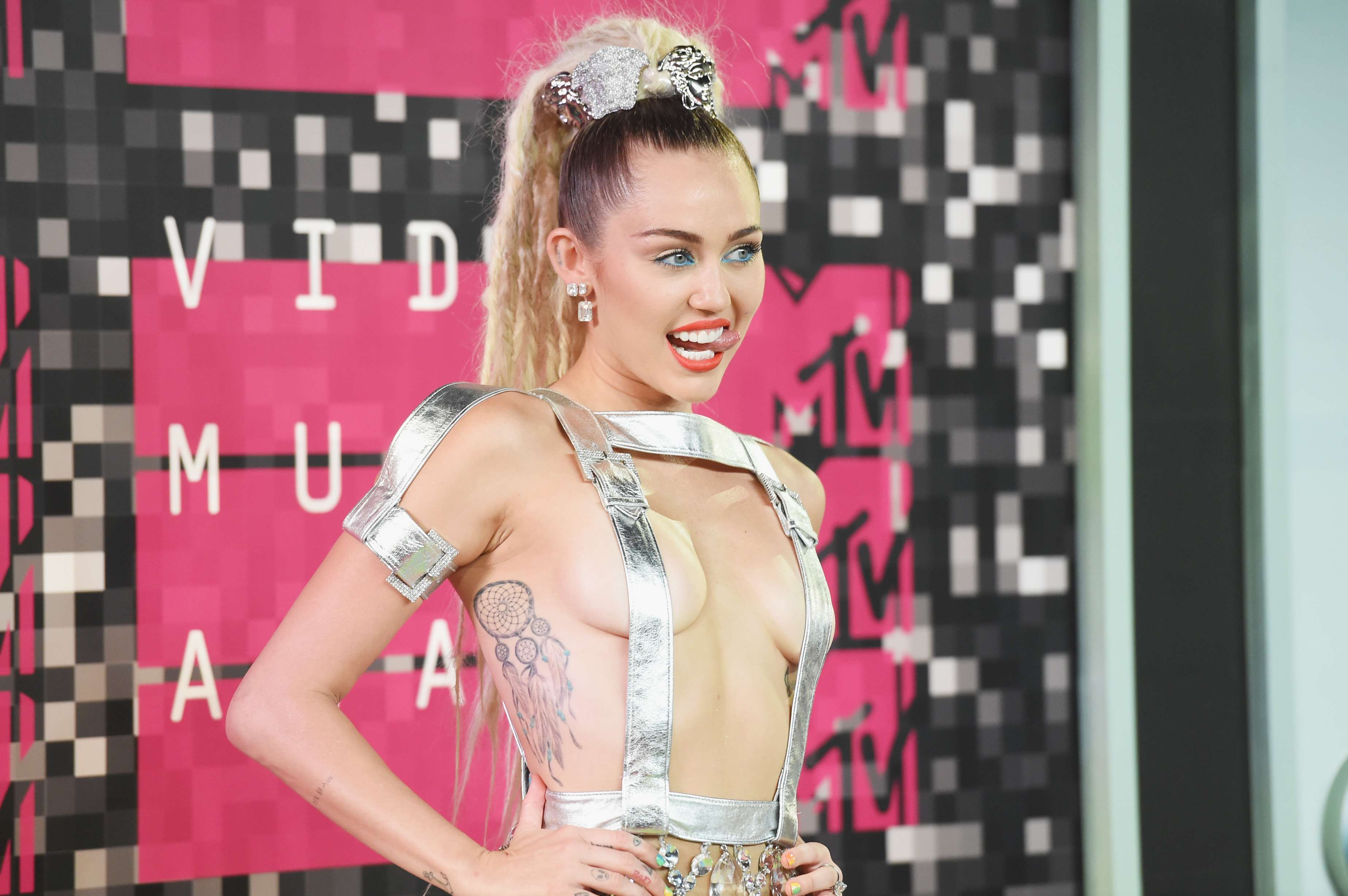 Sexy pics of Miley Cyrus from MTV VMA 2015