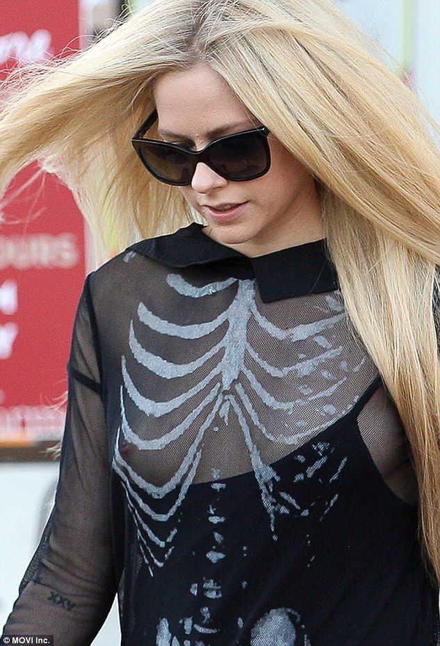 Avril Lavigne NipSlip pics