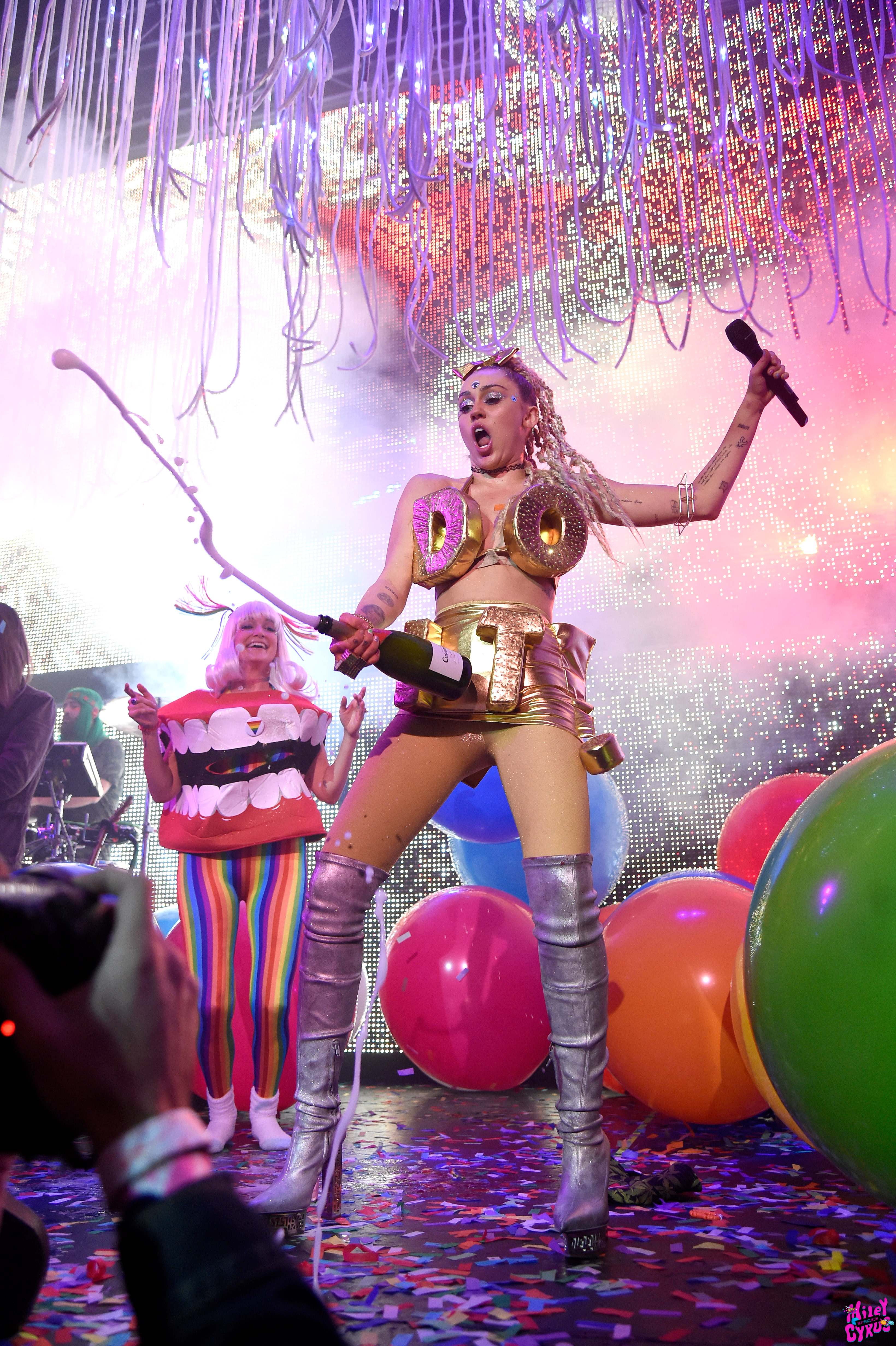 Miley Cyrus live peroformance pics