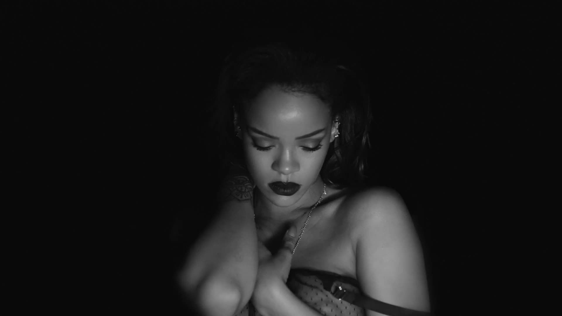 Topless Pics of Rihanna