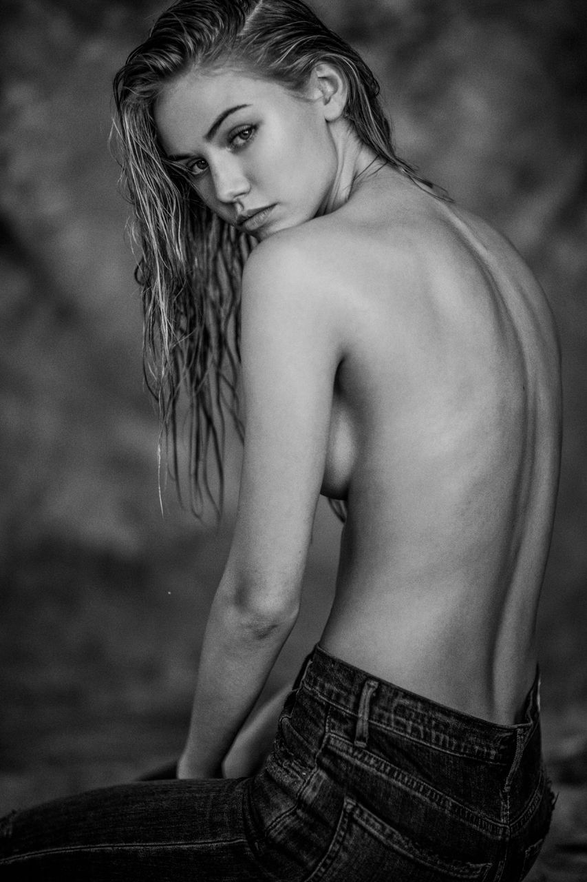 Topless Photos of Scarlett Leithold