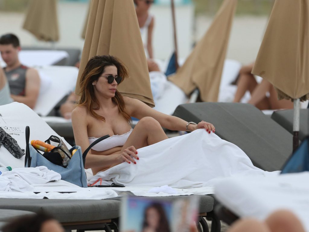 Aida Yespica Looking Busty On A Beach