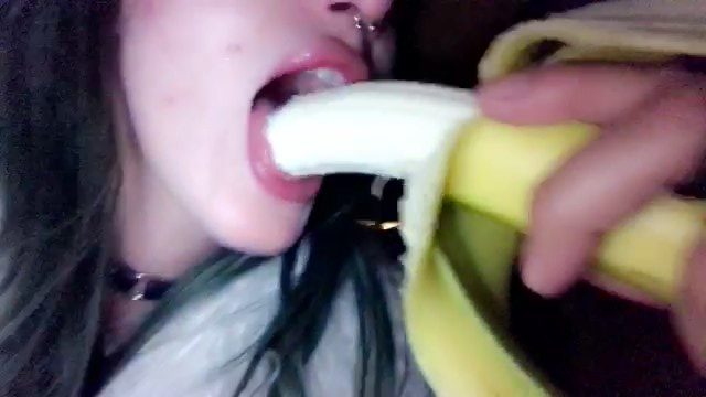 Bella Thorne Goes Bananas