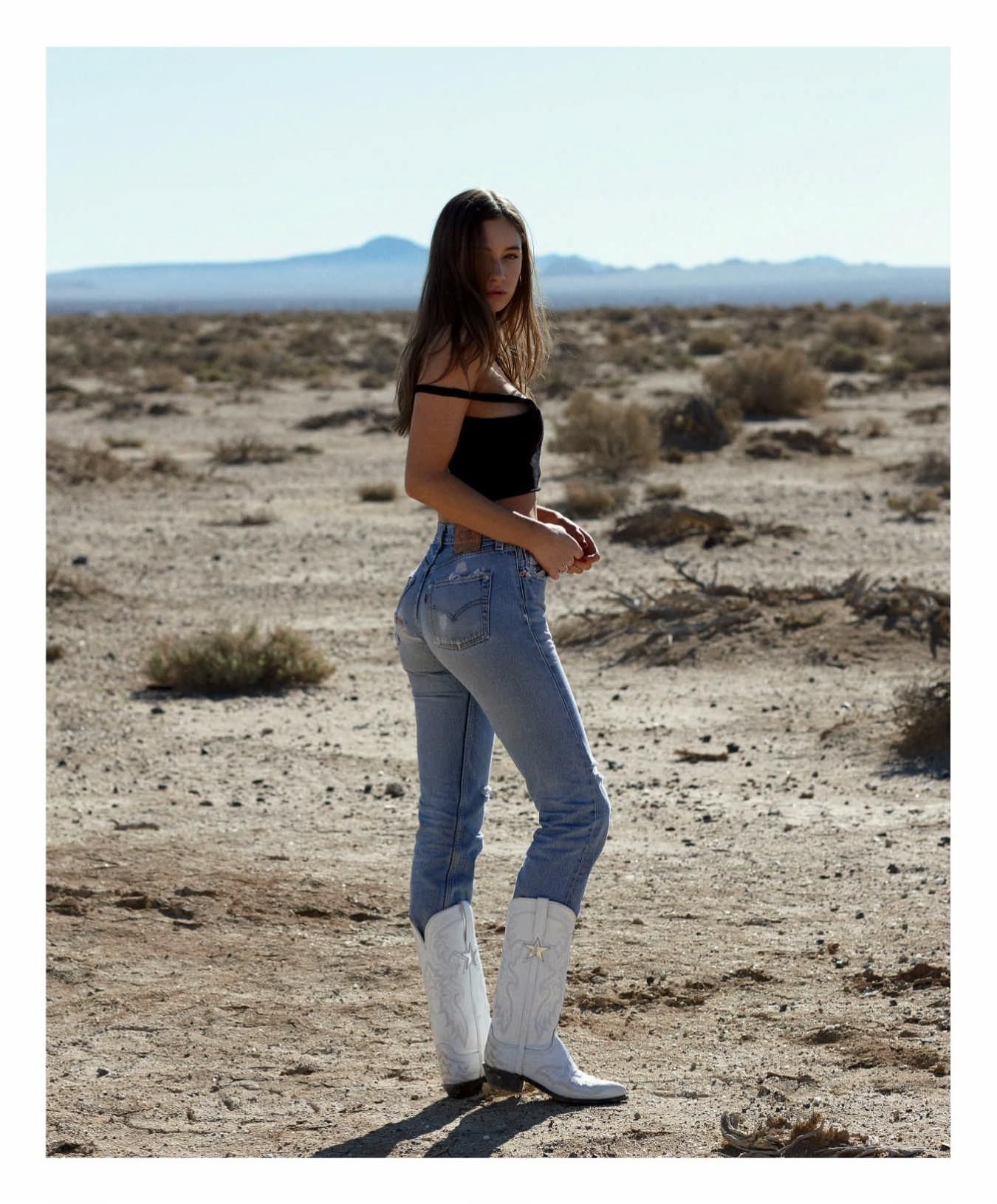 Elsie Hewitt Is The Hottest Hitchhiker Of 2017