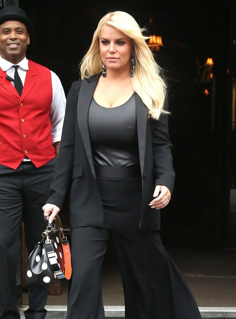 Jessica Simpson’s Pokies In An Unflattering Outfit