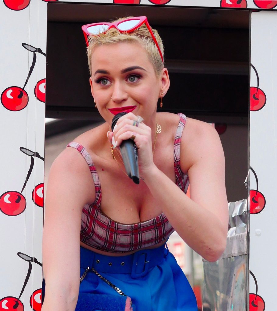 Katy Perry’s New Look: Crowd Goes Mild