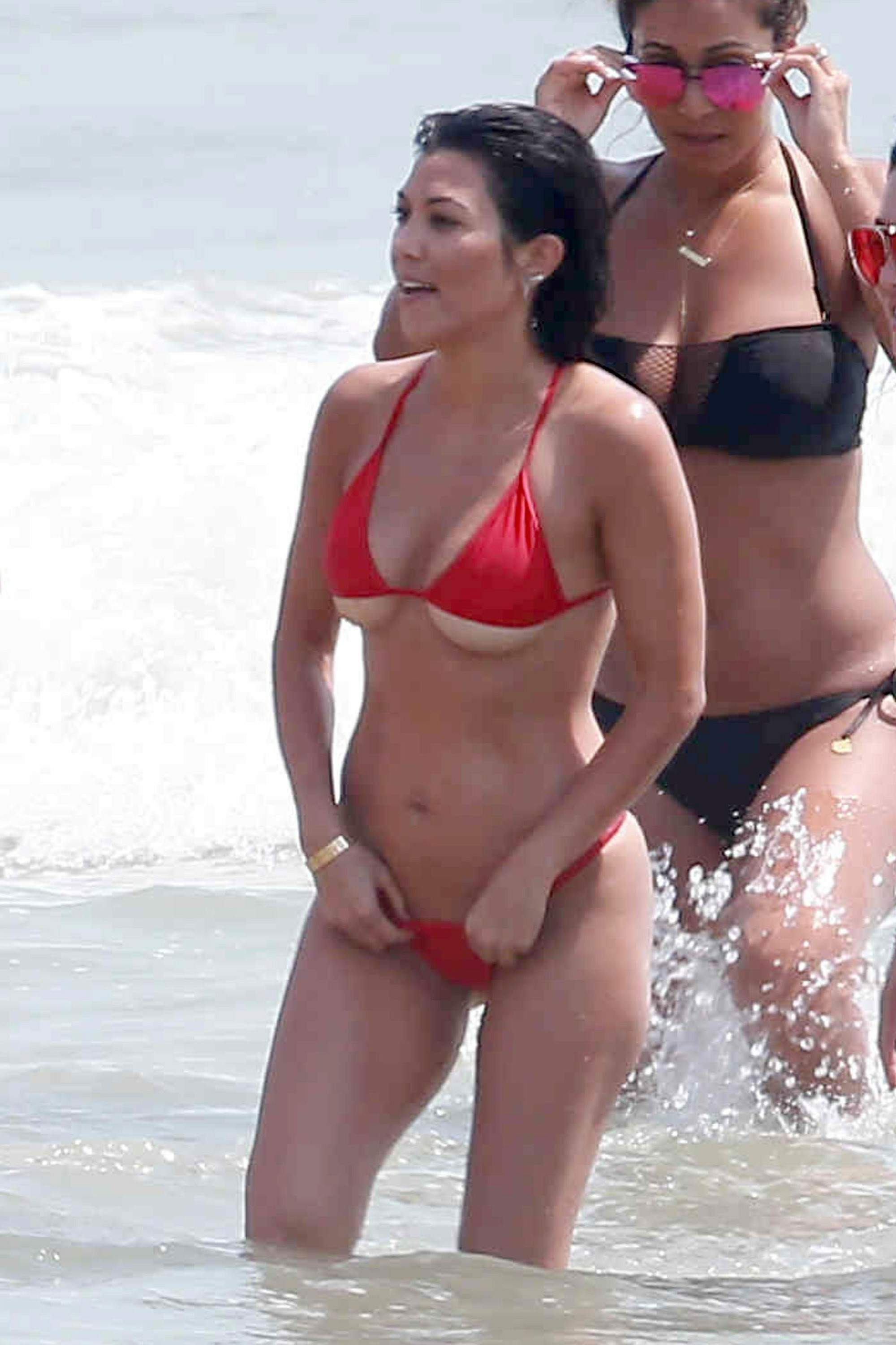 Kim Kardashian &amp; Kourtney Kardashian Are Fucking Hot
