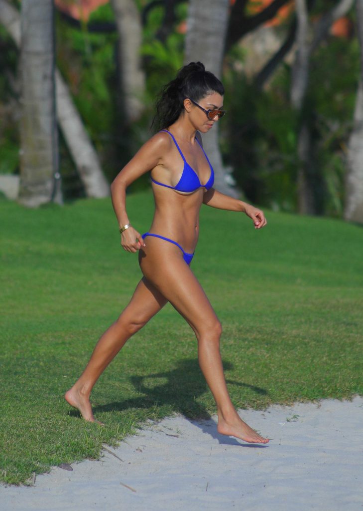Kourtney Kardashian Running And Showing 30% Of Her Tits
