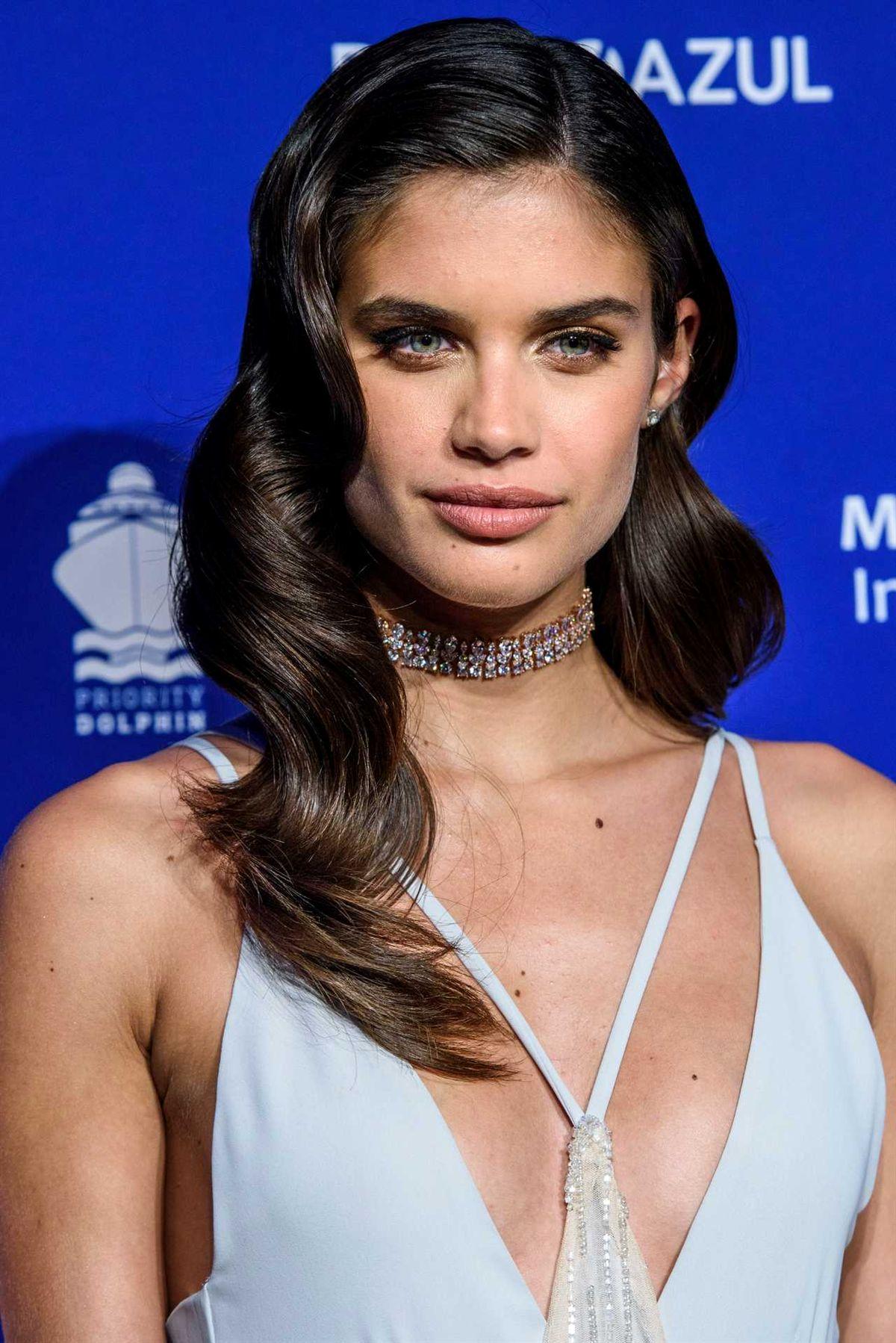 Backless Dress is The Best Fit For Sara Sampaio