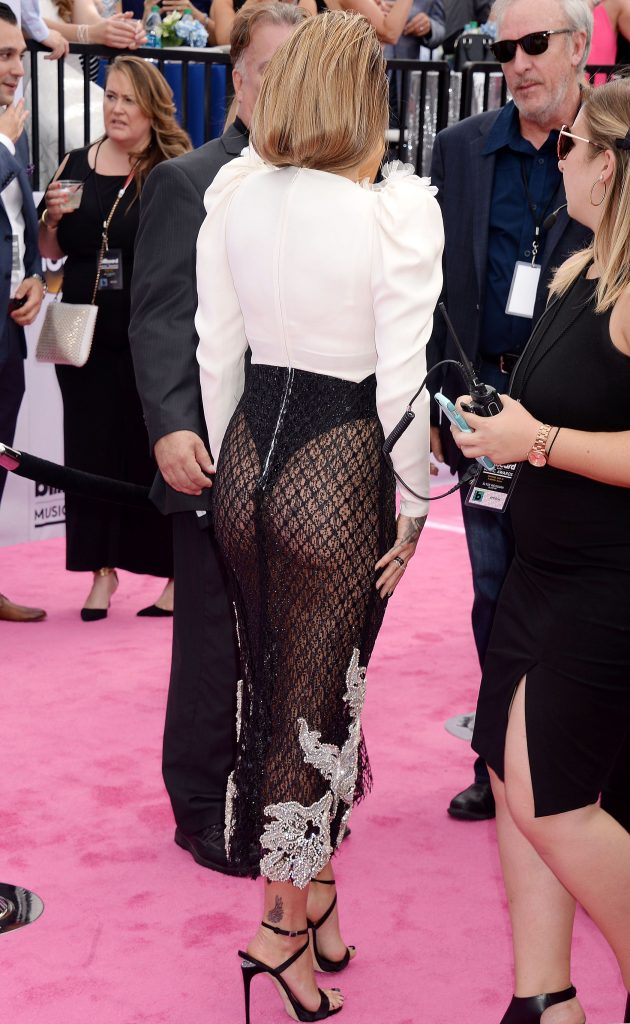 Rita Ora Looks Bootylicious On The Red Carpet