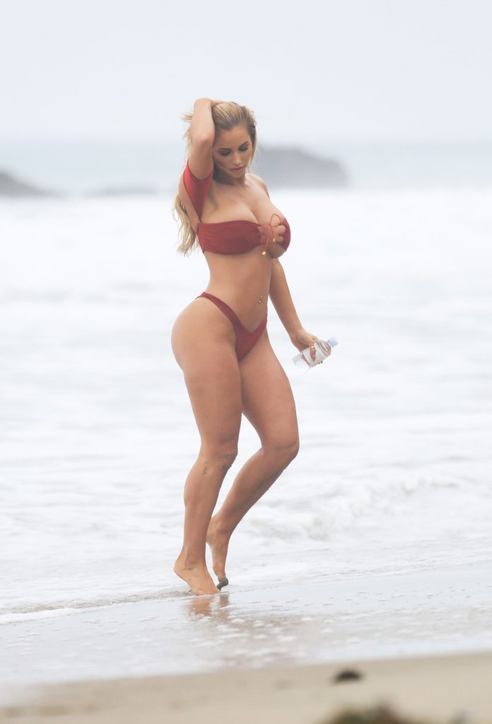 Amy Lee Summers Looking Thick On A Beach